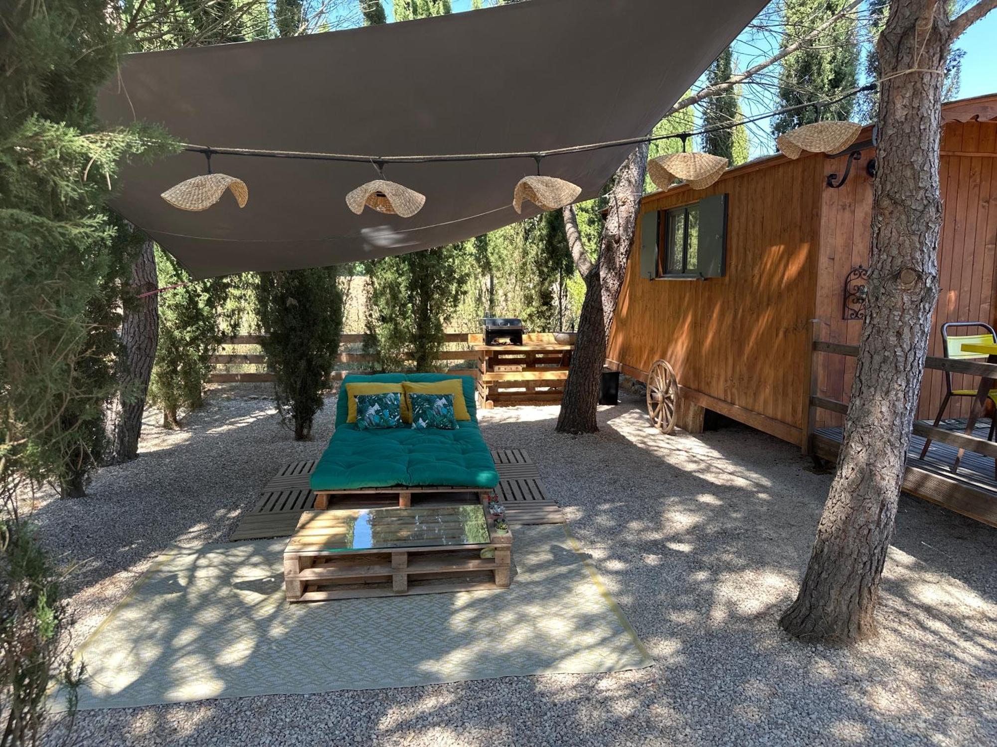 Superbe Roulotte De Charme Hotell Bagnols-en-Forêt Exteriör bild